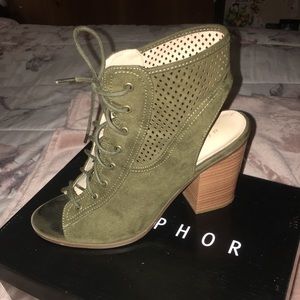 Olive Women’s heels/shoes/lace up booties size: 9